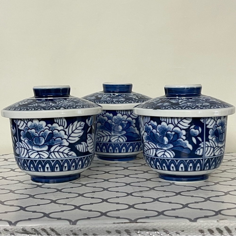 Blue and White Floral Ceramic teacups bowls with lids - Vintage Japan